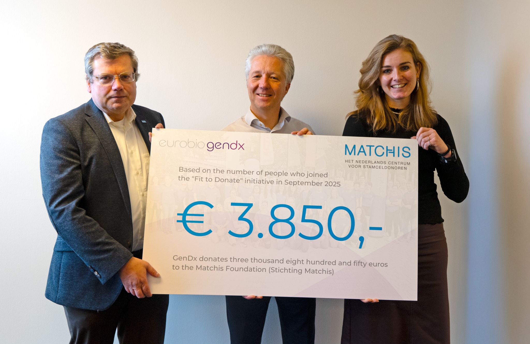 Bert en medewerkers van Gendx houden een cheque voor Matchis vast