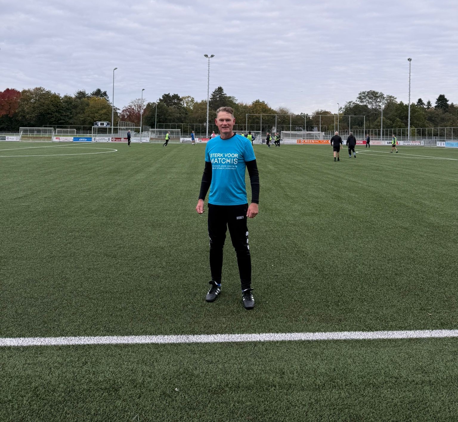 Hero staat op een voetbalveld met een Matchis sportshirt aan