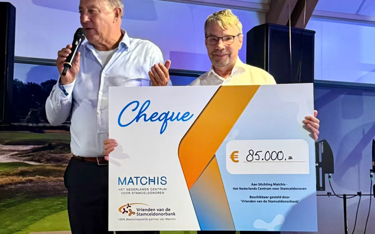 Matthieu en Jaap houden de cheque van het Golftoernooi vast