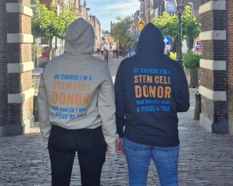 Maxime en Janine staan met hun rug naar ons toe in Matchis trui