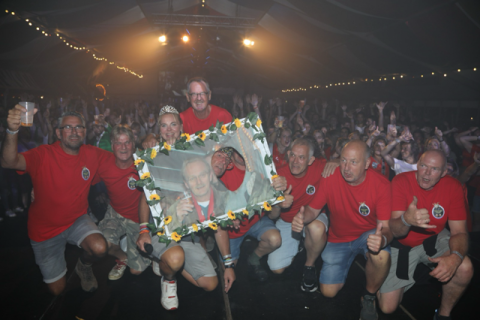 Bord van Ed en de feesttent