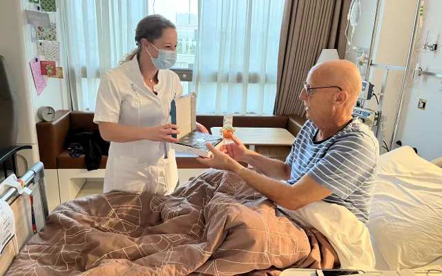 bloedkanker patiënt Maarten ontvangt Matchis sokken