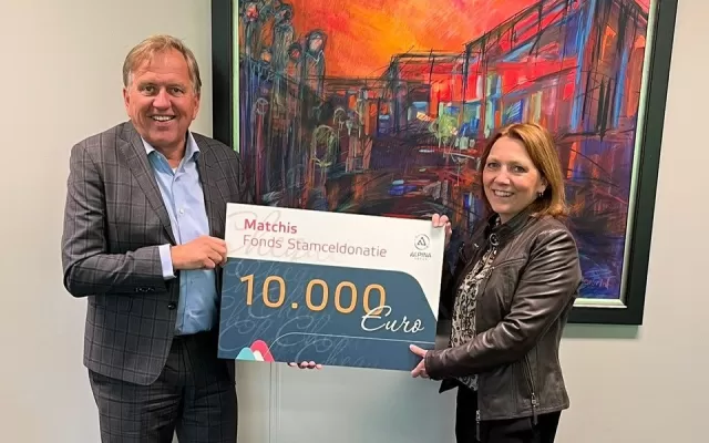 Marleen van Amerongen neemt dankbaar een cheque van 10.000 euro aan van Alpina Group