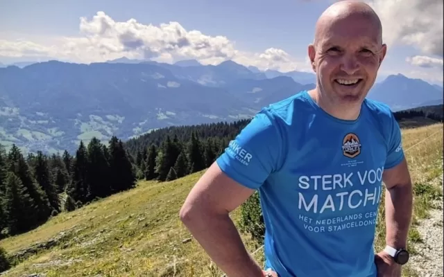 Paul van Tatenhove staat op de top van de berg met een Sterk voor Matchis shirt aan
