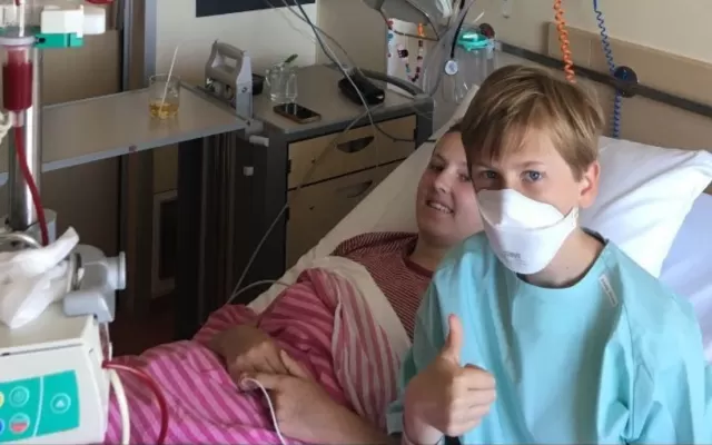 Mees Rierink met zijn zus in het ziekenhuis