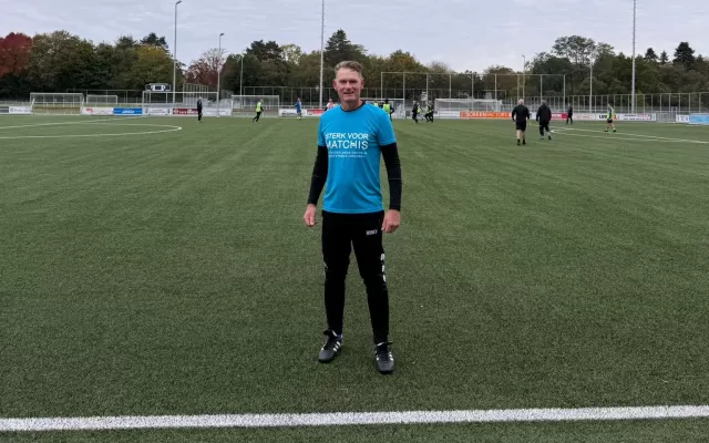 Hero staat op een voetbalveld met een Matchis sportshirt aan