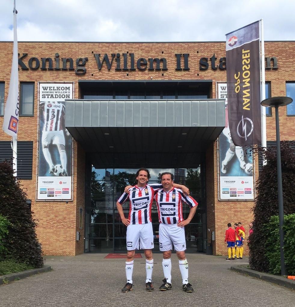Serge met zijn broer voor het Willem II stadion